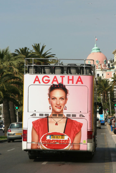 Bus publicitaire agatha