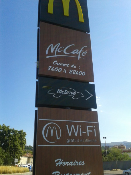 Panneau publicitaire Mcdonalds