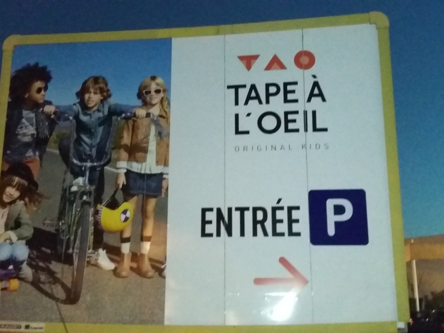 Panneau publicitaire Tape à l'oeil